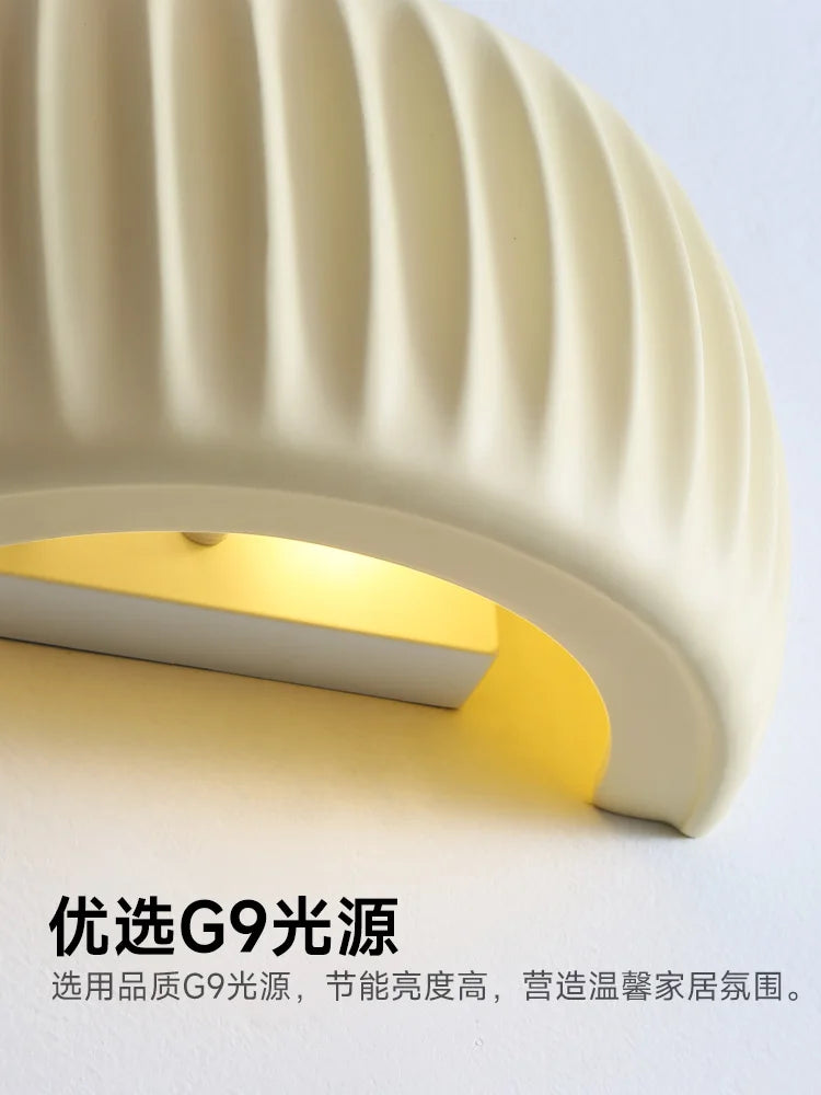 French European Resin Wall Lamp for Elegant Interiors